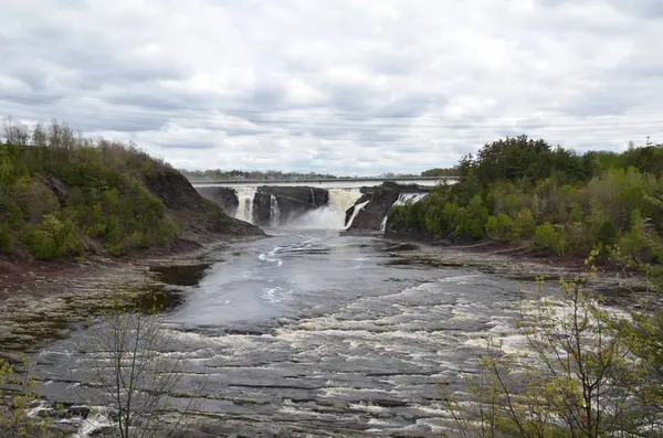 Waterval in Canada met rivier en rotsen en bomen — Stockfoto