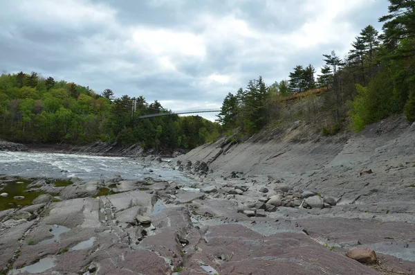 Rivière au Canada avec rochers et arbres et pont — Photo