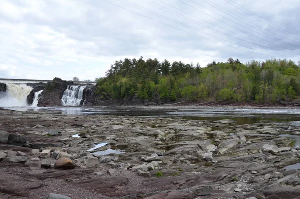 Waterval in Canada met rivier en rotsen en bomen — Stockfoto