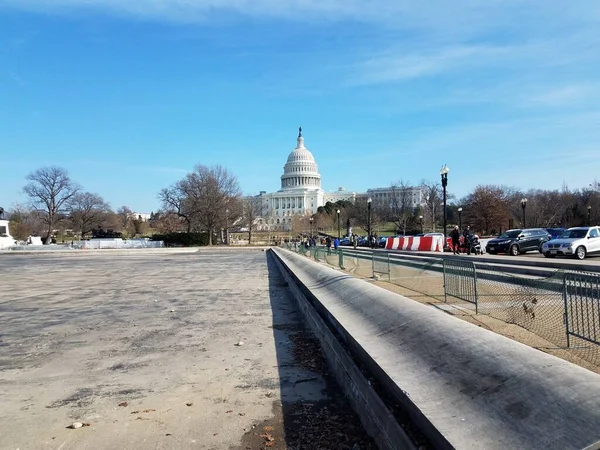 Kuru gölet, çimento ve Capitol binası — Stok fotoğraf
