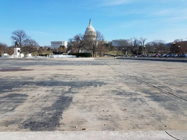 Kuru gölet, çimento ve Capitol binası — Stok fotoğraf