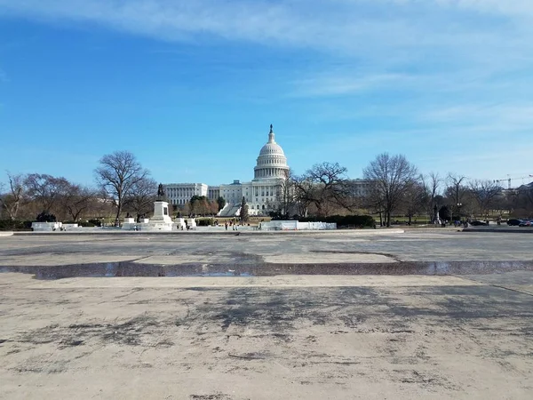 Estanque seco y cemento y edificio del Capitolio — Foto de Stock