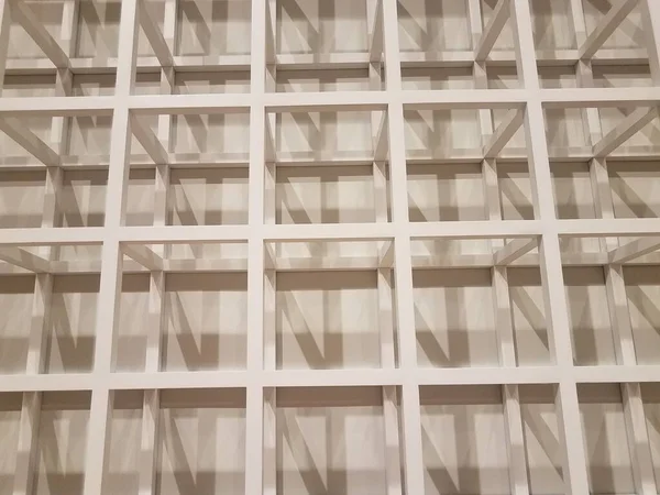 影のある正方形の白い金属格子 — ストック写真