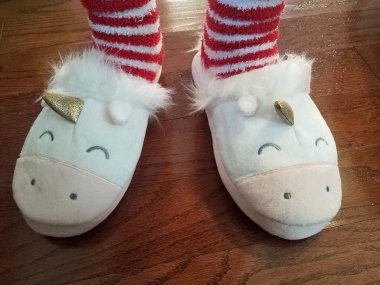 Kırmızı ve beyaz çoraplı beyaz ve pembe tek boynuzlu at terlikleri.