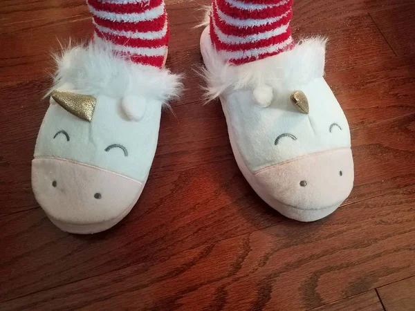 Zapatillas unicornio blanco y rosa con calcetines rojos y blancos —  Fotos de Stock