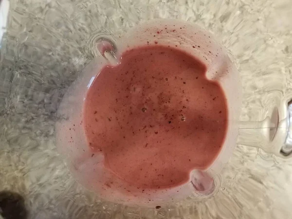 Всередині скляного блендера з рожевою гладкою рідиною — стокове фото