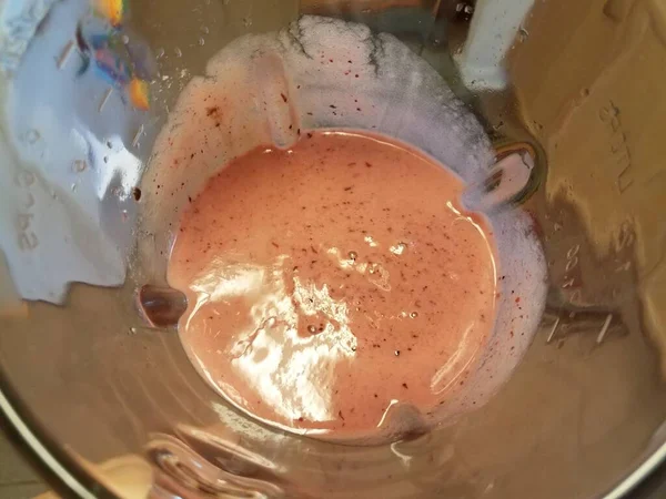 Dentro do liquidificador de vidro com líquido de smoothie rosa na cozinha — Fotografia de Stock