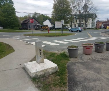 Kanada ve Amerika Birleşik Devletleri sınırında taş levha