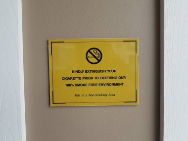 Sarı duvarda sigara içilmez işareti yok.