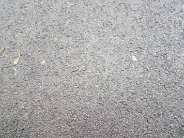 ıslak siyah asfalt zemin veya yapraklı yüzey