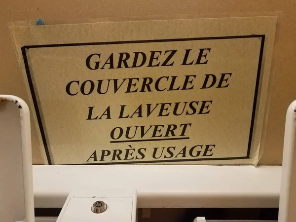 Chiudere il coperchio della lavatrice quando fatto segno in francese — Foto Stock