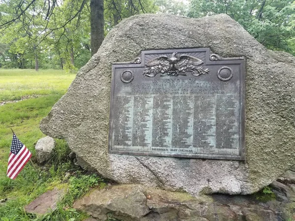 Gran piedra con placa en honor a los veteranos de Scranton Pennsylvania —  Fotos de Stock