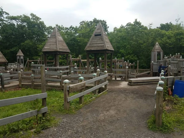 Camino o sendero con estructura de juego de madera o patio de recreo — Foto de Stock