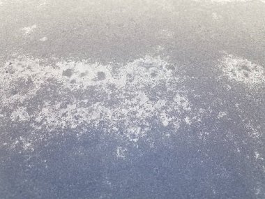 Yüzeyinde donmuş buzla mavi araba boyası