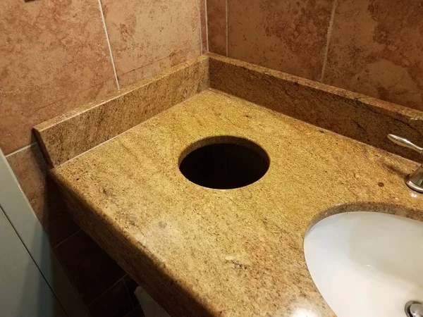 Comptoir de salle de bain avec lavabo et trou pour ordures — Photo