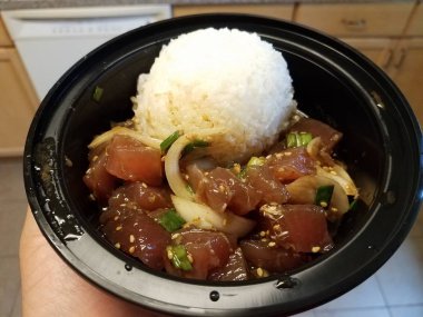 Beyaz pirinç ve soğanlı çiğ ton balığı. Mutfaktaki siyah kasede.