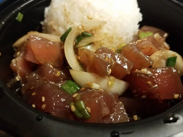 Raw tuna with white rice and onions in a black bowl — 스톡 사진