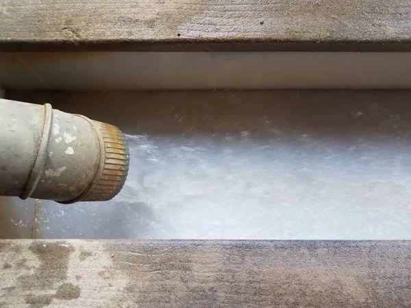Tubo de metal com água no canal ou canal — Fotografia de Stock