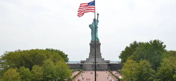 Πίσω μέρος του αγάλματος της ελευθερίας με σημαία των Ηνωμένων Πολιτειών της Αμερικής — Φωτογραφία Αρχείου