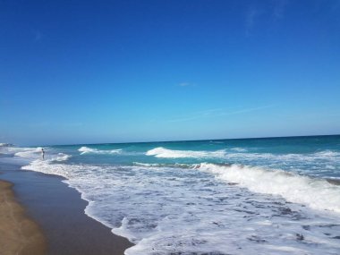 Okyanus dalgaları ve kumsalda ıslak kum