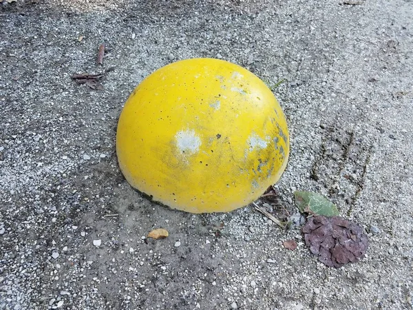 Çakıl taşlı sarı çimento küresi — Stok fotoğraf