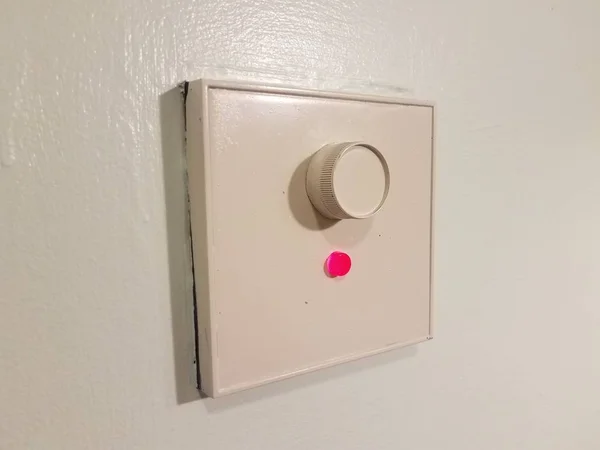 Dimmer bianco a parete con luce rossa — Foto Stock