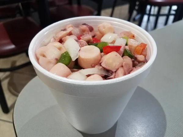 Xícara de salada de polvo na mesa comida Porto Rico — Fotografia de Stock