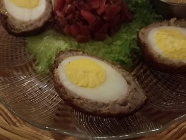 Sosisli, pancarlı ve marullu İskoç yumurtası.