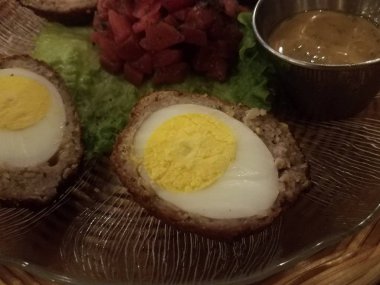 Sosisli, pancarlı ve marullu İskoç yumurtası.