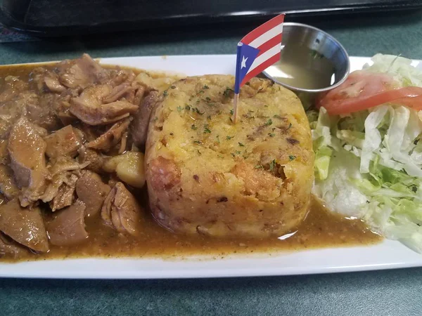 Mashed plantain banana and stomach meat with Puerto Rico flag — 图库照片