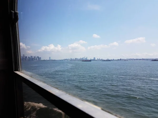 View of water and New York city from ferry window — Stockfoto