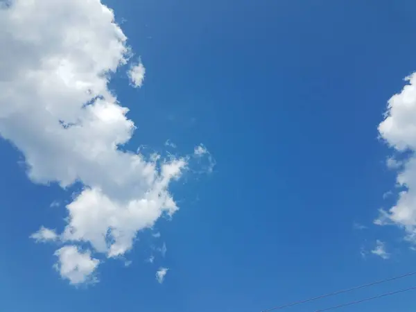 Blue sky with fluffy white clouds in atmosphere — Foto de Stock
