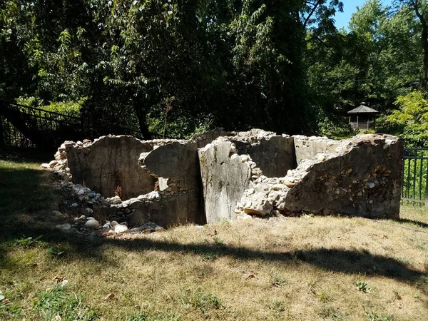 Edificio de piedra en ruinas con césped y árboles — Foto de Stock