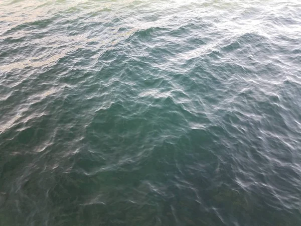 Waves in blue and green water in lake — Stockfoto
