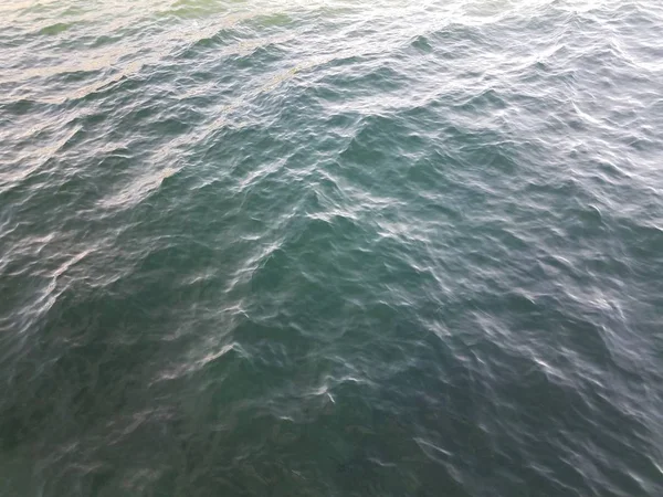 Хвилі в синій і зеленій воді в озері — стокове фото