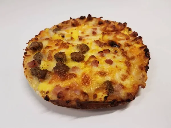 Breakfast pizza with egg and sausage and bacon on table — Foto de Stock