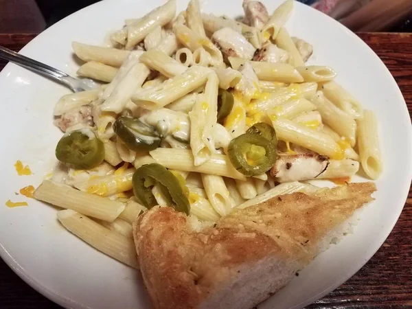 Pasta with chicken and bread and peppers — ストック写真