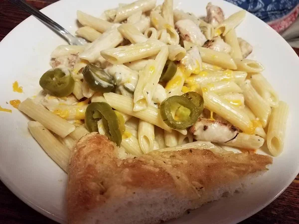 Pasta with chicken and bread and peppers — Stockfoto
