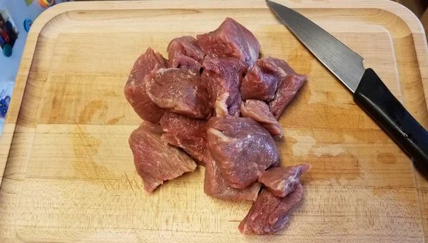Raw beef meat on wood cutting board with knife — Fotografia de Stock