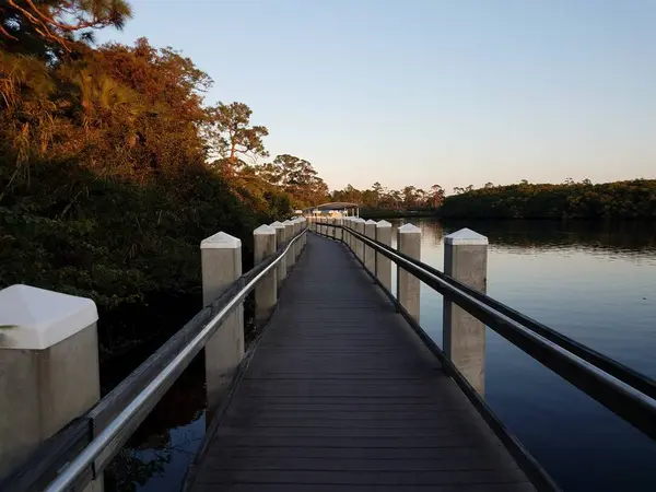 Promenade oder Wanderweg mit Geländer und Wasser im See — Stockfoto