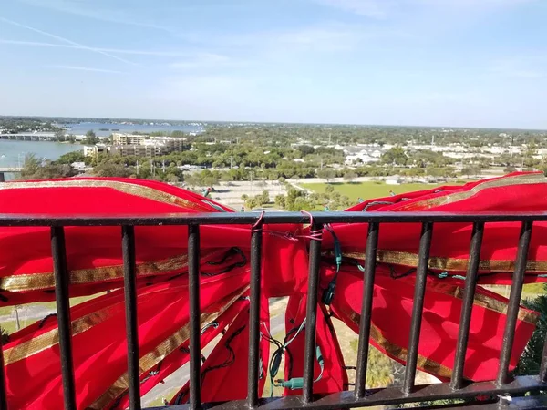 View from lighthouse in Florida with red Christmas bow and water — Zdjęcie stockowe