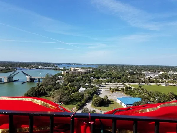 View from lighthouse in Florida with red Christmas bow and water — Stockfoto
