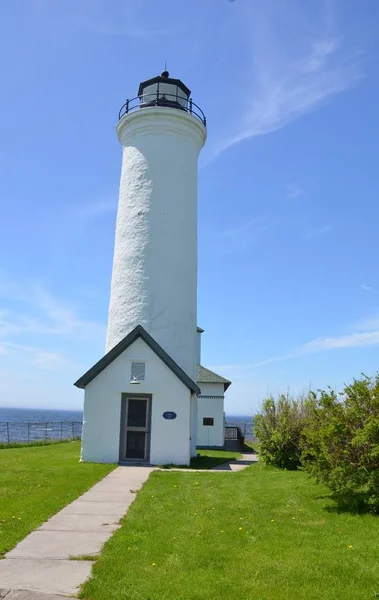 Wysoki biały budynek latarni morskiej i błękitne niebo Tibbetts Point — Zdjęcie stockowe