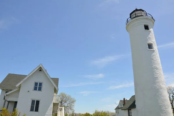 Tall white lighthouse building and blue sky Tibbetts Point — Stock Photo, Image