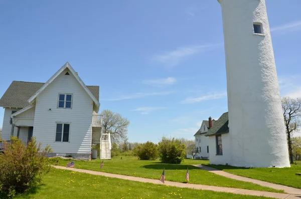 Hoher weißer Leuchtturm und blauer Himmel tibbetts point — Stockfoto