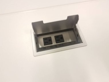 Beyaz tablo veya yüzeydeki elektrik prizi