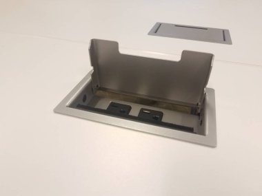 Beyaz tablo veya yüzeydeki elektrik prizi