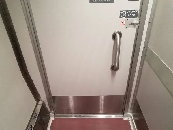 Πόρτα στο μπάνιο ή τουαλέτα στο τρένο με κλειδαριά — Φωτογραφία Αρχείου