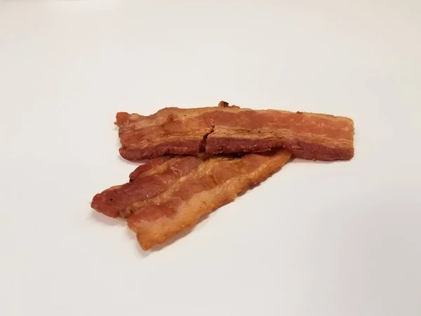 Tira de bacon ou carne na superfície ou mesa branca — Fotografia de Stock