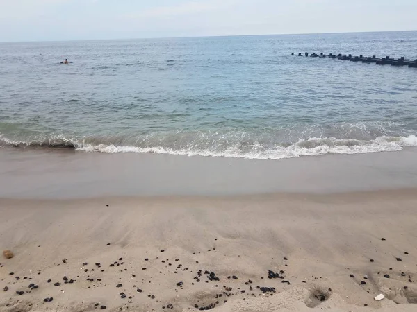 Beach with sand and ocean water and pier — Stockfoto